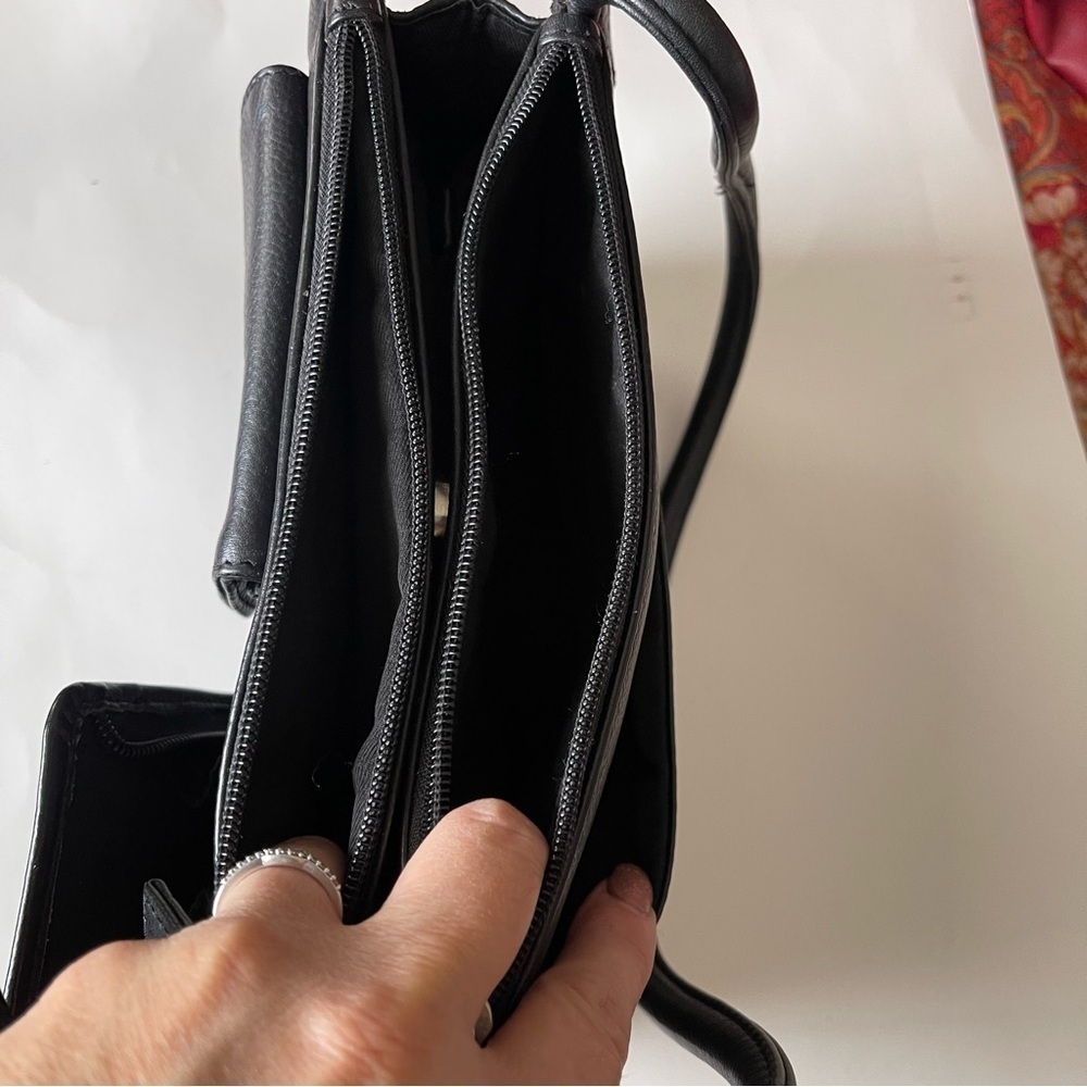 Vintage East West New York London Black Cowhide Leather Crossbody Handbag - Picture 5 of 6